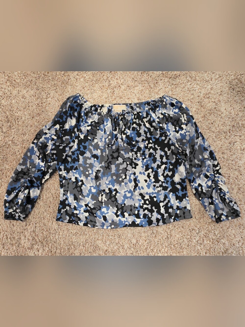 MICHAEL Michael Kors Blue Camo Ruched Sleeve Cropped Off-The-Shoulder Top P/S
